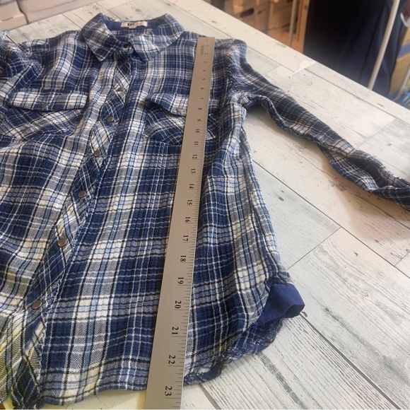 Kut from the Kloth Plaid Snap Up Roll Tab Sleeves Shirt XSP - Picture 9 of 9